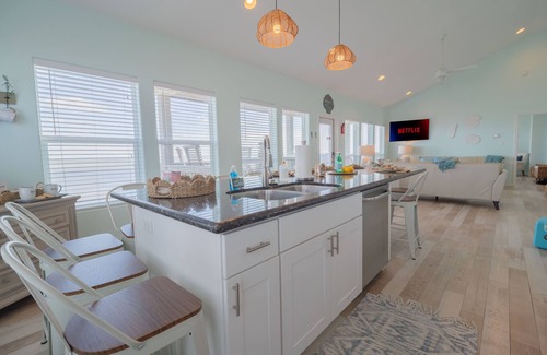 Port Bolivar House | Splash Spacious 3BD 3bath Beachfront! Steps to Beach!
