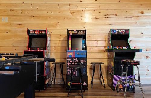 Pigeon Forge House | Splendid 2Cabins Sleeps 28 Pool Hot Tub More