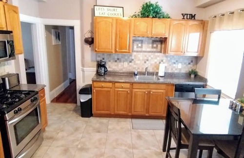 West Codman Hill - West Lower Mills Apartment | Splendid 3 Bedrm-highspeed WIFI, dedicated workspace, nearby gym & hospitals