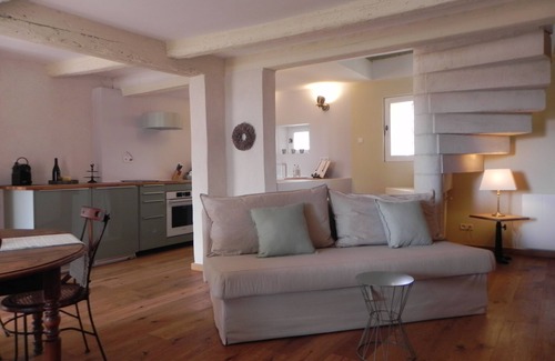 Tulette Apartment | Splendid apartment in centuries old Provence farmhouse