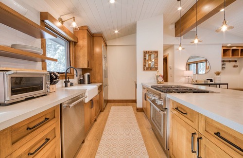 Chamberlands House | Splendid at Chamberlands by Tahoe Getaways - Chamberlands HOA, Private Hot Tub + Walk to Lake Tahoe