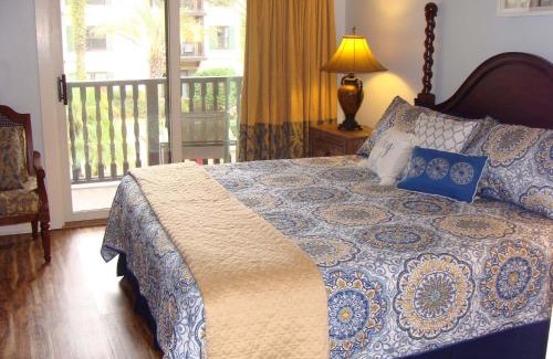 St. Augustine House | Splendid Condo with balcony view of pool 5220