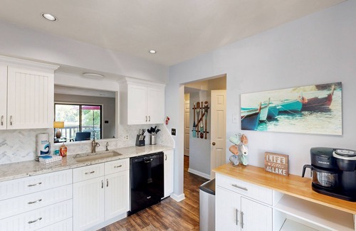 Goodview House | Splendid dog friendly home with shared pool, kayaks & free WIFI