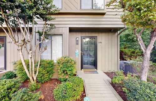 Goodview House | Splendid dog friendly home with shared pool, kayaks & free WIFI