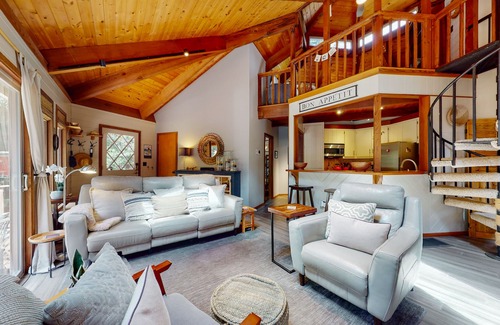 Mendocino House | Splendid dog-friendly home with firepit, hot tub, full kitchen, grill, & patio