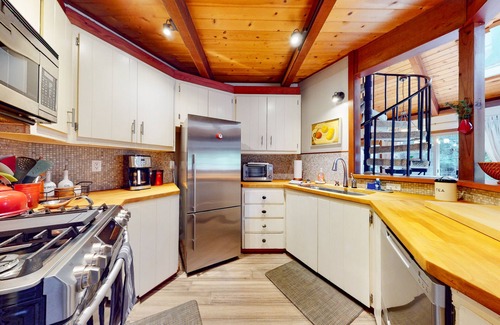 Mendocino House | Splendid dog-friendly home with firepit, hot tub, full kitchen, grill, & patio