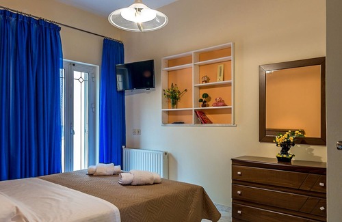 Polemarchi Apartment | Splendid Flat with View & Pool, minutes to Sea