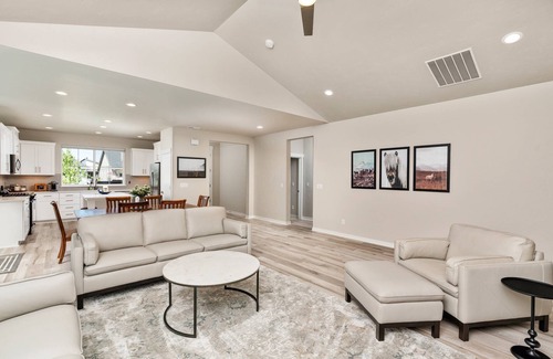 Hillsboro House | Splendid Single Level Home, Private Patio & Fire-Table, Shared Pool, Hot Tub, Gym Walk 2 Golf Course