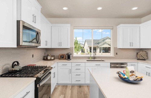 Hillsboro House | Splendid Single Level Home, Private Patio & Fire-Table, Shared Pool, Hot Tub, Gym Walk 2 Golf Course
