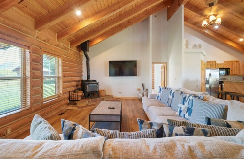 Kamas Cabin | Splendor Valley Farms · Huge Log Cabin w/King Bed, Bunk Beds, & Game Room