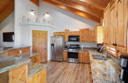 Kamas Cabin | Splendor Valley Farms · Huge Log Cabin w/King Bed, Bunk Beds, & Game Room