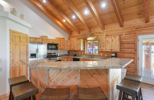 Kamas Cabin | Splendor Valley Farms · Huge Log Cabin w/King Bed, Bunk Beds, & Game Room