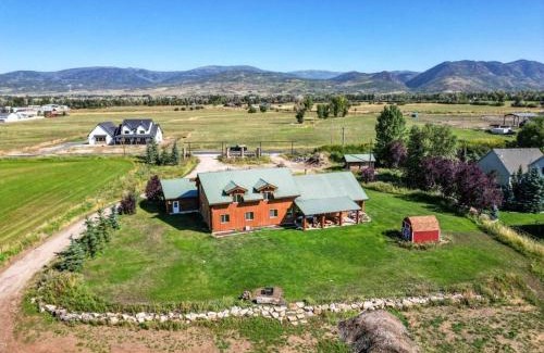 Kamas House | Splendor Valley Farms: Huge Log Cabin w/Game Room
