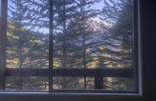 Gold Bar Cabin | Split Rock Lookout ,Hiking , Fishing, Rafting , Skiing Stevens pass