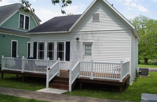Shiner Cottage | Spoetzl Haus, Historic Cottage 4 blocks from Spoetzl Brewery