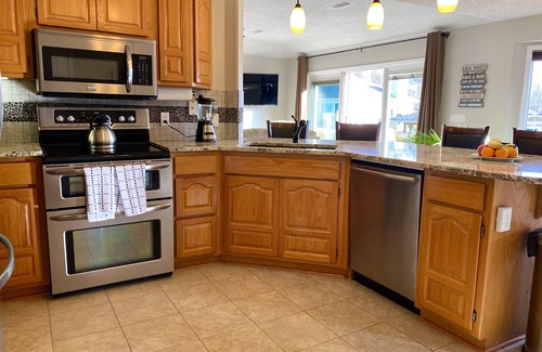 Hot Springs Village House | Spoil yourself with this beautiful Lake Balboa retreat
