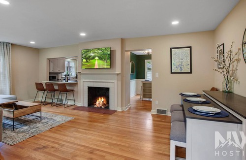 Manito House | Spokane | Mid-Century Modern Pet Friendly | Sleeps 9