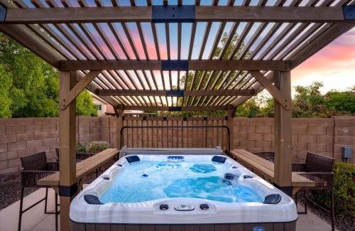 Glendale House | Sport Court Pool Hot Tub Pool Table Fire Pit Games