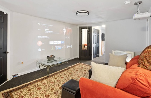 Perry North Apartment | Sports Fans Steelers/10 Mins To Stadium 108' Projector/King Bed