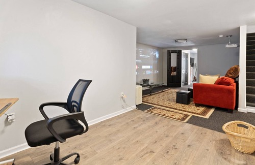 Perry North Apartment | Sports Fans Steelers/10 Mins To Stadium 108' Projector/King Bed