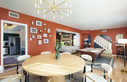 Vance Jackson House | Sportscourt & Pool! Indoor Slide~Games~ Family Fun