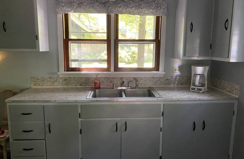 Custer Cottage | SPORTSMAN/COUPLES RETREAT. Close to Lakes, Rivers, & Beautiful Ludington