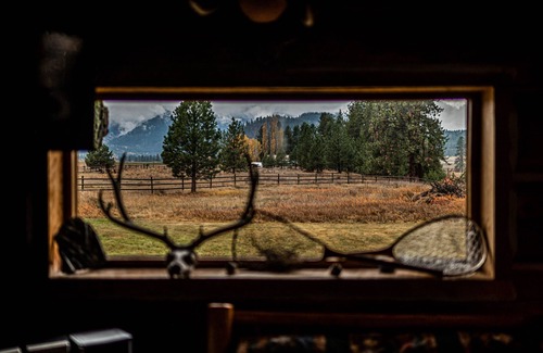 Mineral County Cabin | ⭐ Sportsman Dream Riverfront SKI PASS.Fireplace⭐