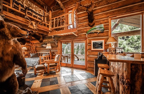 Mineral County Cabin | ⭐ Sportsman Dream Riverfront SKI PASS.Fireplace⭐