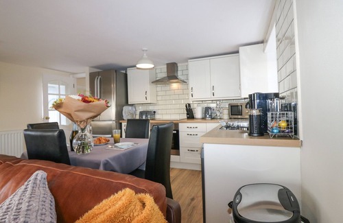 Kirriemuir Cottage | SPORTSMANS LODGE, pet friendly, with hot tub in Kirriemuir