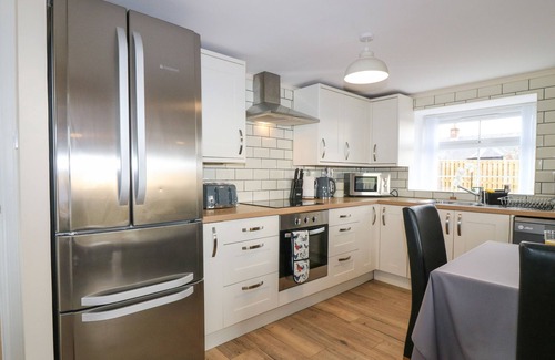 Kirriemuir Cottage | SPORTSMANS LODGE, pet friendly, with hot tub in Kirriemuir