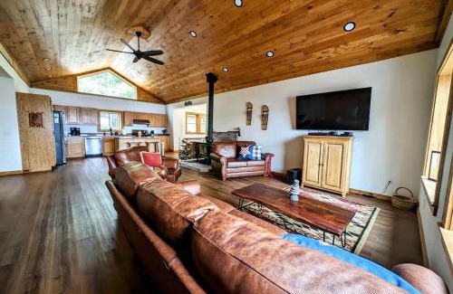 Ellsworth House | Sportsmans Waterfront Log Cabin