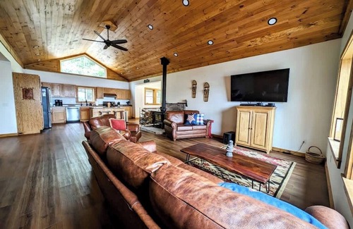 Ellsworth House | Sportsmans Waterfront Log Cabin