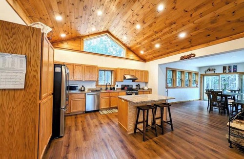 Ellsworth House | Sportsmans Waterfront Log Cabin