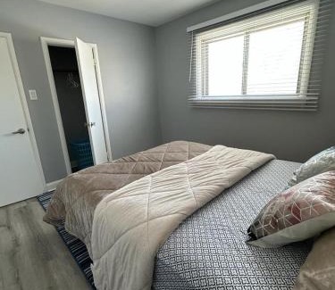East Kildonan House | Spotless 4 Bedrooms 4 Beds Sleep 8 in Winnipeg