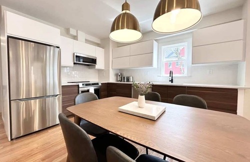 Arlington Apartment | Spotless and Modern Apt w/2Ba,W/D,King Bed,Parking