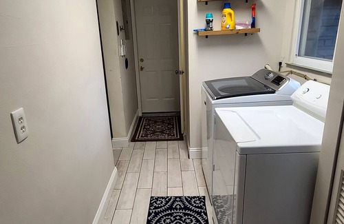 Wooded Estates House | Sprawling mid-century, unique, SPACIOUS & dog friendly home!