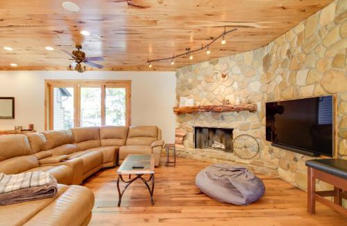 Lake Shore House | Sprawling Minnesota Home with On-Site Lake Access