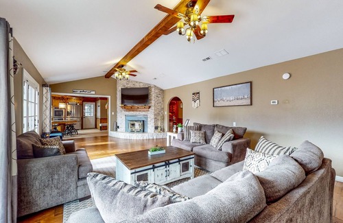 Howard House | Sprawling Panoramic Views on the Arkansas River