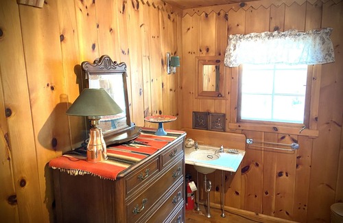 Florence Cottage | Spread Eagle Waterfront! Classic Log Cottage w/King Bed