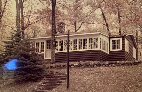 Florence Cottage | Spread Eagle Waterfront! Classic Log Cottage w/King Bed
