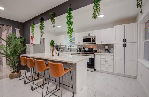 Spring Branch Central House | Spring Branch Getaway Feat 5BD, Pool, Hot tub