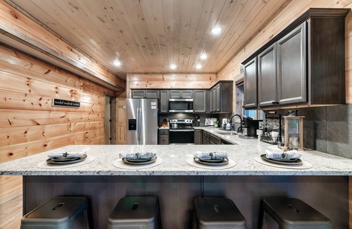 Sevierville Cabin | Spring Break Fun! Cozy 4BR~ Mt. Views~ Fire Pit ~Pool Table~ Hot Tub~Flat Roads!