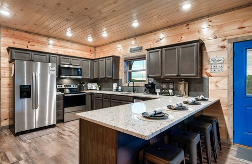 Sevierville Cabin | Spring Break Fun! Cozy 4BR~ Mt. Views~ Fire Pit ~Pool Table~ Hot Tub~Flat Roads!