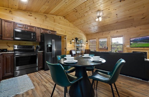 Gatlinburg - Pigeon Forge Cabin | Spring Break in Smoky's! Mountain Views! Centrally Located! Hot Tub!
