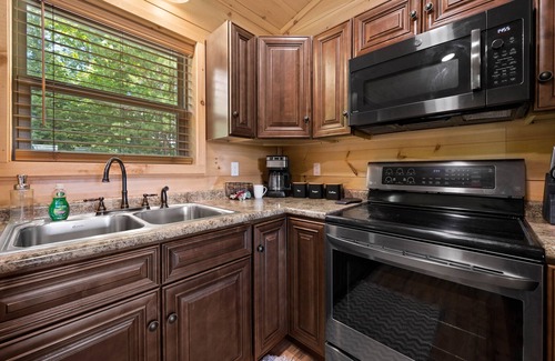 Gatlinburg - Pigeon Forge Cabin | Spring Break in Smoky's! Mountain Views! Centrally Located! Hot Tub!