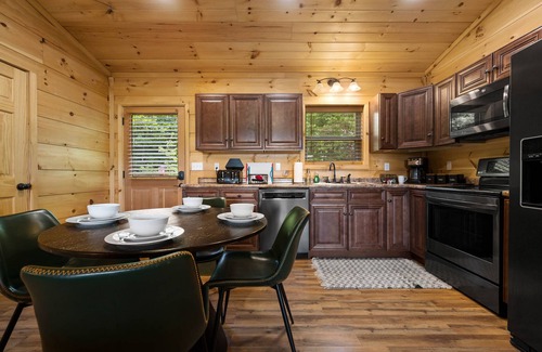 Gatlinburg - Pigeon Forge Cabin | Spring Break in Smoky's! Mountain Views! Centrally Located! Hot Tub!