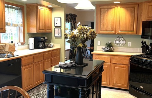 Thompsonville House | SPRING BREAK SPECIAL - 1 Mile from beautiful Crystal Mountain