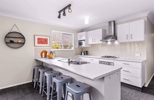Nowra House | Spring cottage Family 4BR Retreat Walk to Nowra