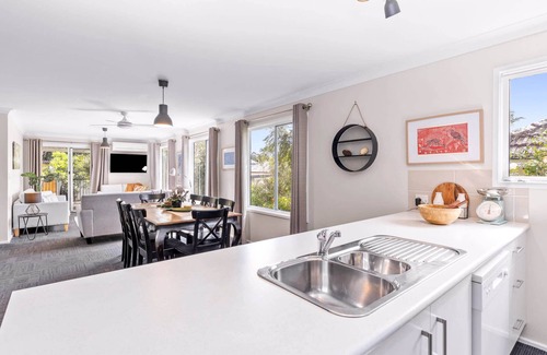 Nowra House | Spring cottage Family 4BR Retreat Walk to Nowra