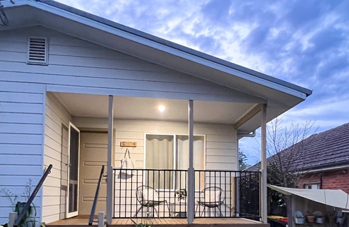 Nowra House | Spring cottage Family 4BR Retreat Walk to Nowra